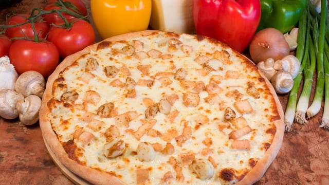Garlic Chicken Alfredo (Personal - 9” - 4 Slices).