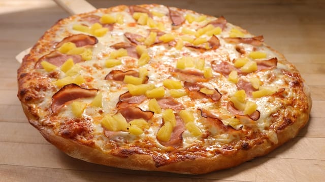Hawaiian (Personal - 9” - 4 Slices).